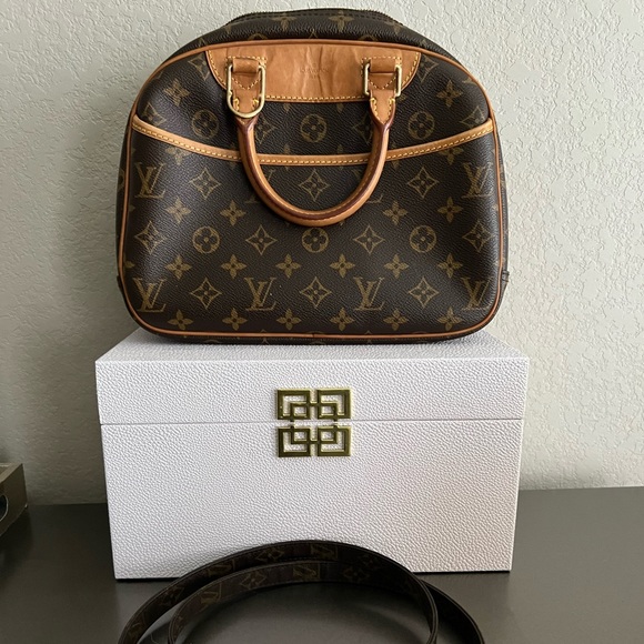 LOUIS VUITTON Trouville Monogram with LV strap - Picture 1 of 11